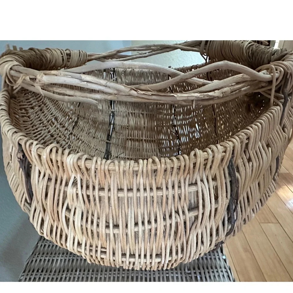 Lg Vtg Handwoven Wicker Gathering Buttock Basket Primitive Egg Farmhouse Decor